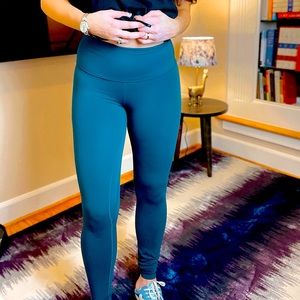 Perfect condition forest green Luluemon align 4